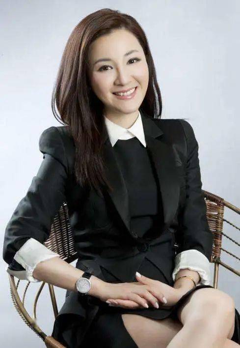 美女|刷屏!一美女记者火了!网友:爱上看新闻