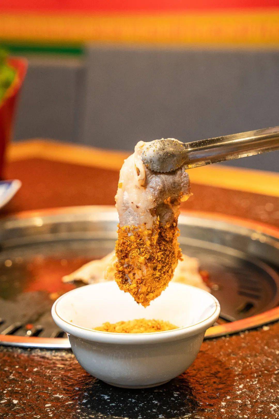 烤肉|口口爆汁，凌晨两点还全是人！这个城中村惊现“烤肉之都”！连续一个月3.3折