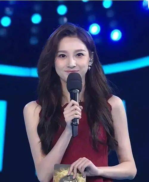 美女|刷屏!一美女记者火了!网友:爱上看新闻