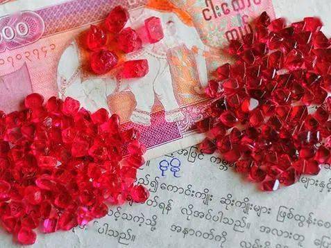 双胞胎|刘嘉玲、那英撞脸，堪比双胞胎？珠宝圈尴尬的碰瓷现场，你更分不清...