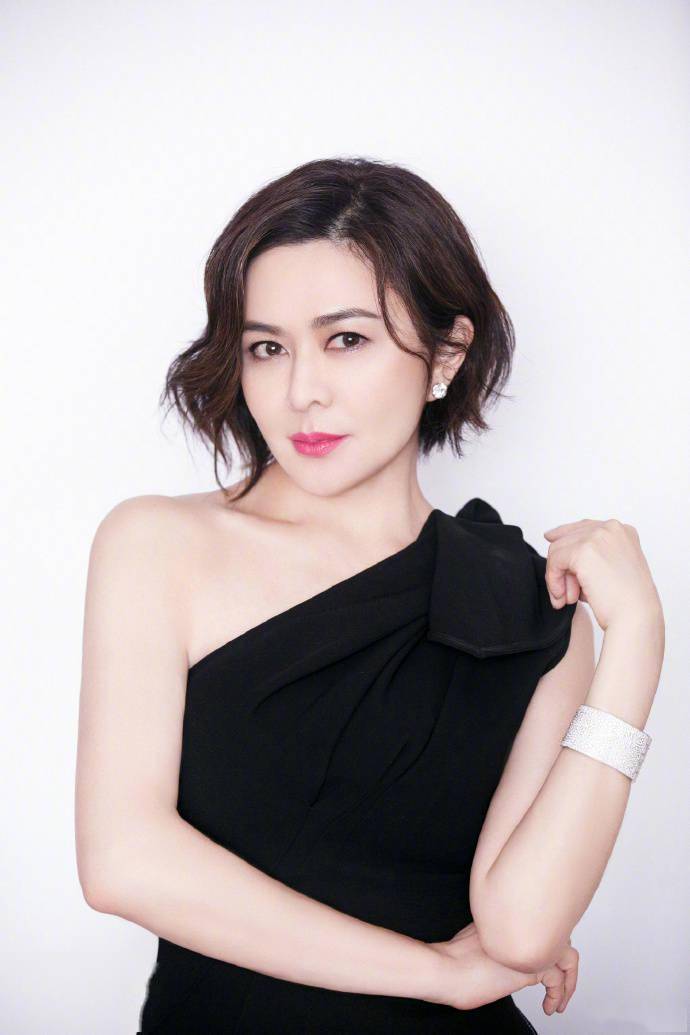 青筋|57岁关之琳未修图曝光,脸部松弛手爆青筋,难掩衰老