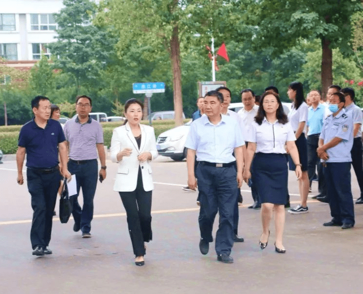 职成教处和科技处等相关领导一行7人,在鹤壁市政府副市长李小莉,鹤壁