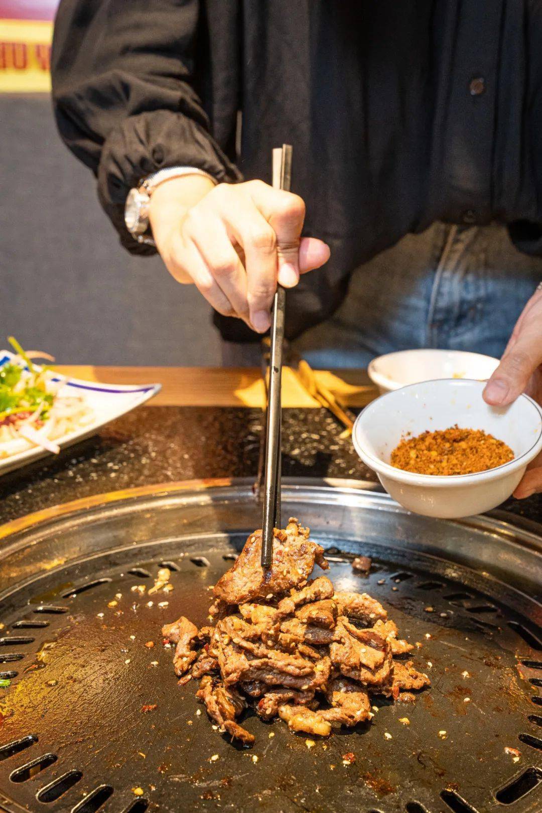 烤肉|口口爆汁，凌晨两点还全是人！这个城中村惊现“烤肉之都”！连续一个月3.3折