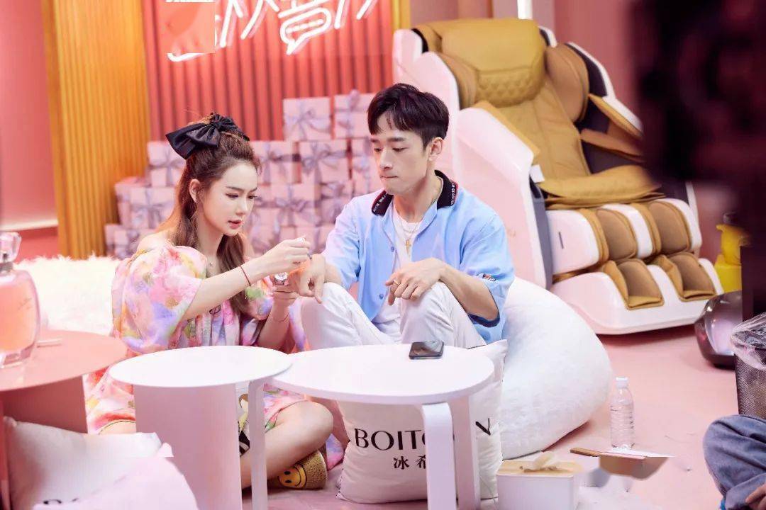 直播|次元璧破了！戚薇罗永浩同框带货力MAX