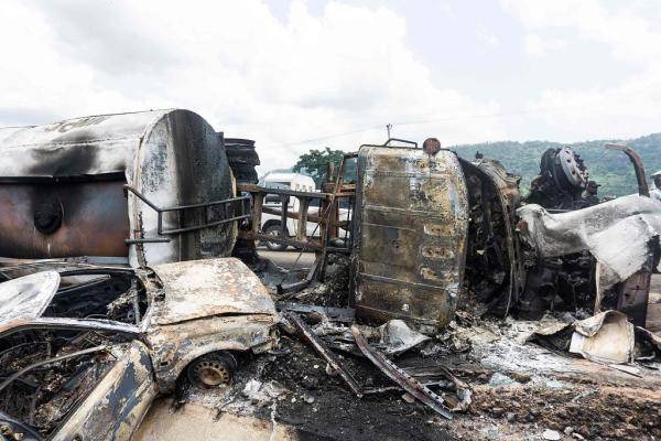 尼日利亚一油罐车翻车后爆炸造成至少23人死亡