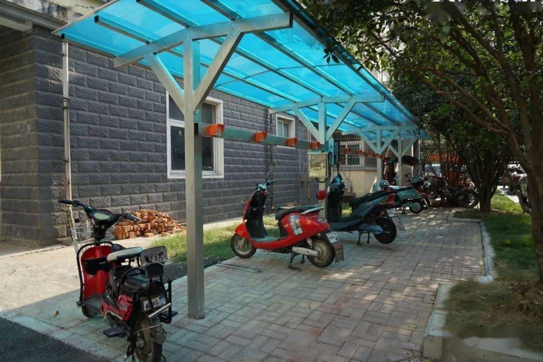充电桩和车棚/重新施划的停车位 今年县住建局负责改造的老旧小区16个