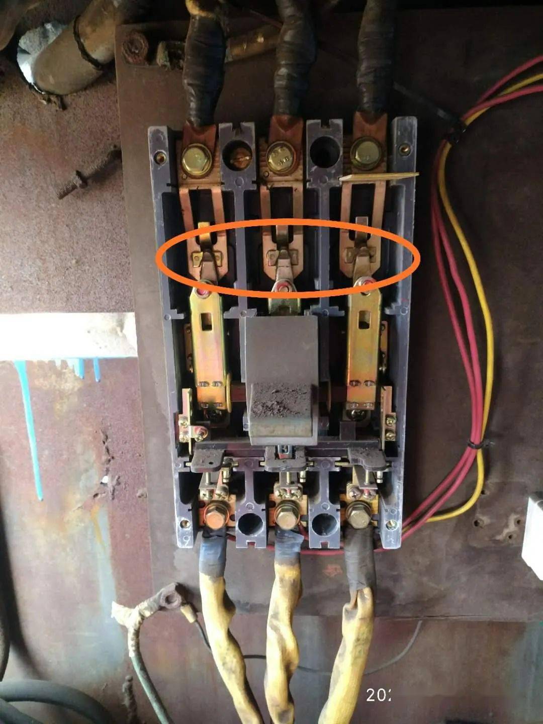 后平台一焊机橱内380v空气开关在关闭的情况下,下接线端子仍然带电