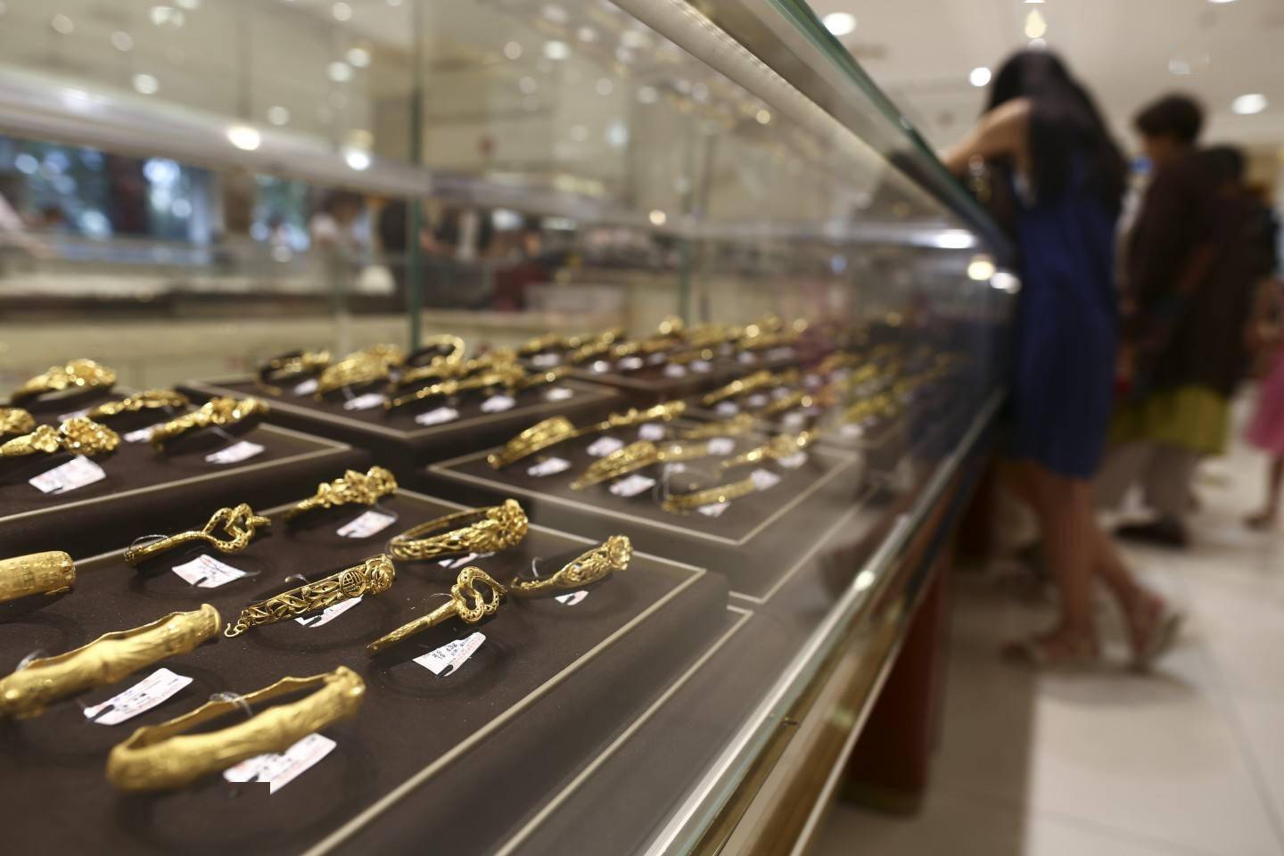 影响市场|资金大撤离！跌破1860美元，扶不起的金价？