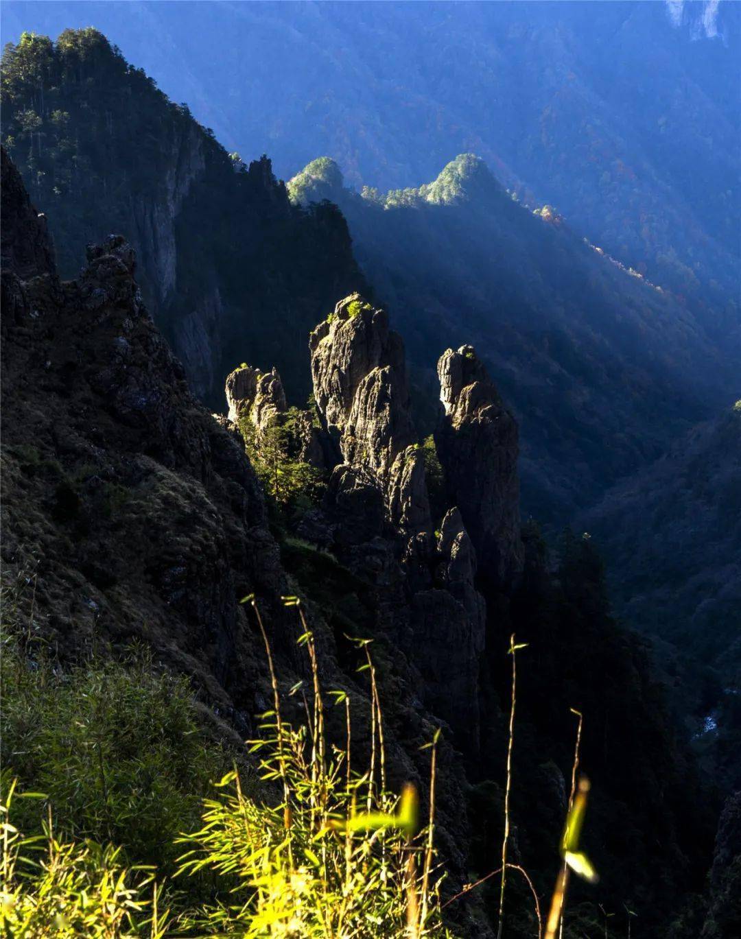 行程安排:早餐后赴【神农架自然保护区】拍摄迷人的板壁岩高山石林