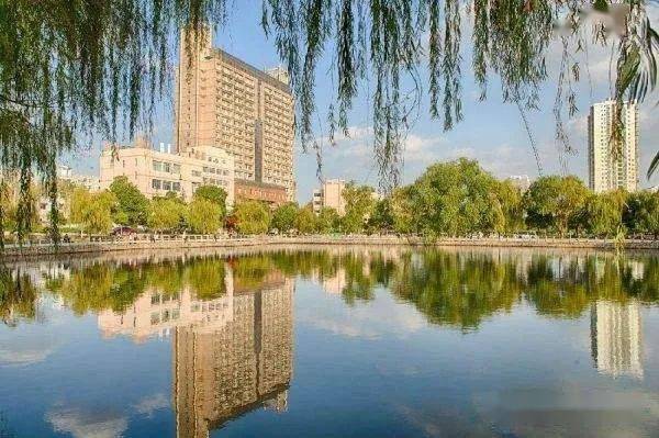 包围|被热干面包围的“公交车”：武汉理工大学