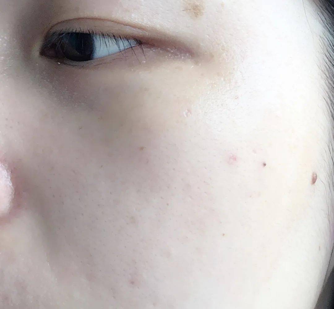 白成|黄轩录一天综艺就“黑化”，为啥同行的乔欣能躲过烈日，白成一道光？