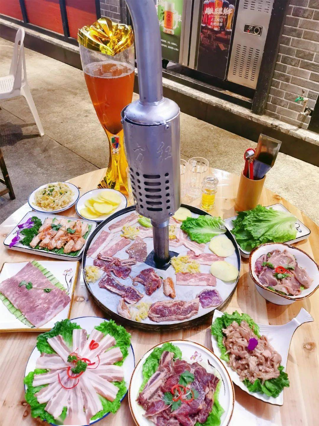 商家|99元抢原价260元「三哥院子地锅烤肉」4-6人餐！烤牛肉、烤五花肉、烤培根、烤翅中、烤鱿鱼……红遍哈尔滨的地锅烤肉快来试试！