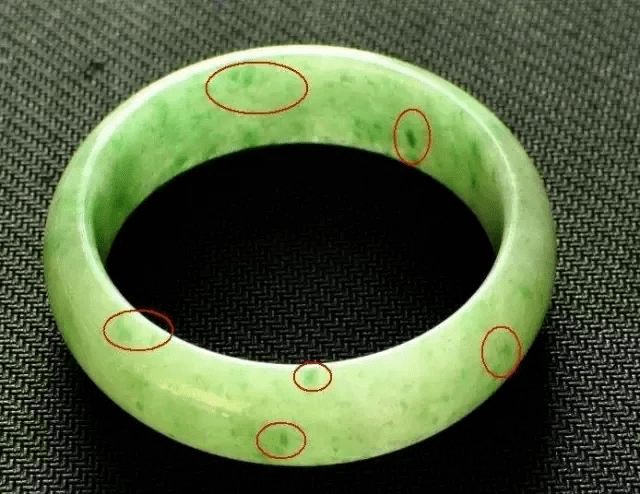 手镯|金星花18000买翡翠手镯被骗！更让人气愤的，是她朋友说的3个字...