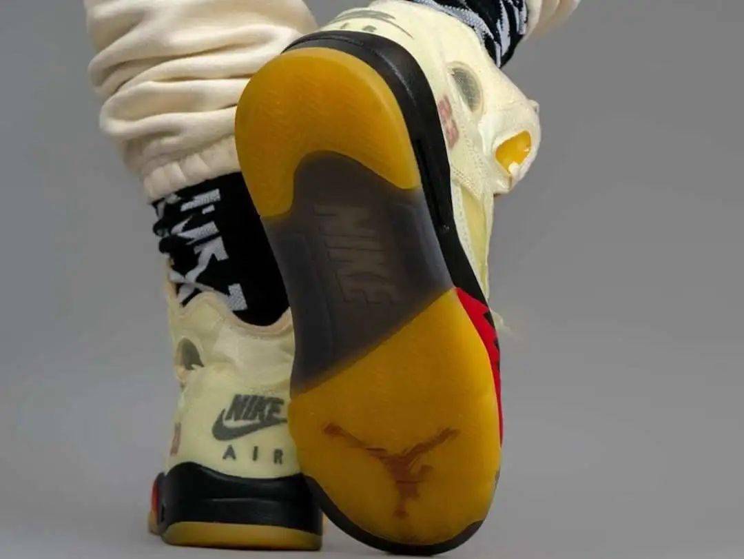 Nike|每日鞋讯 | ?adidas Originals YEEZY BOOST 350 V2「Yecher」最新实物图曝光