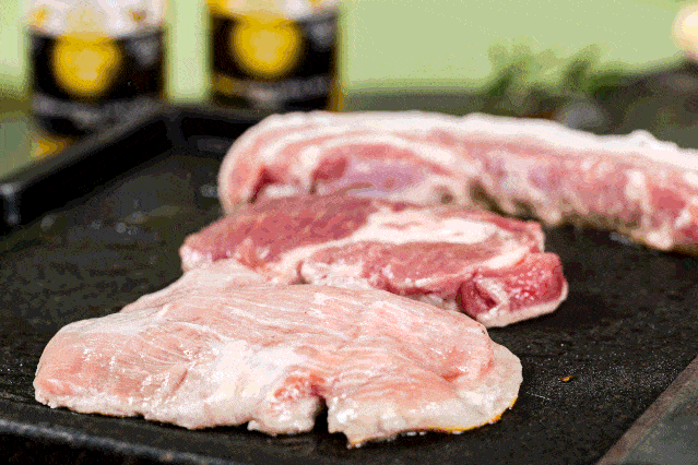 店内招牌就是pork三兄弟:猪大哥,猪二哥,猪三哥.