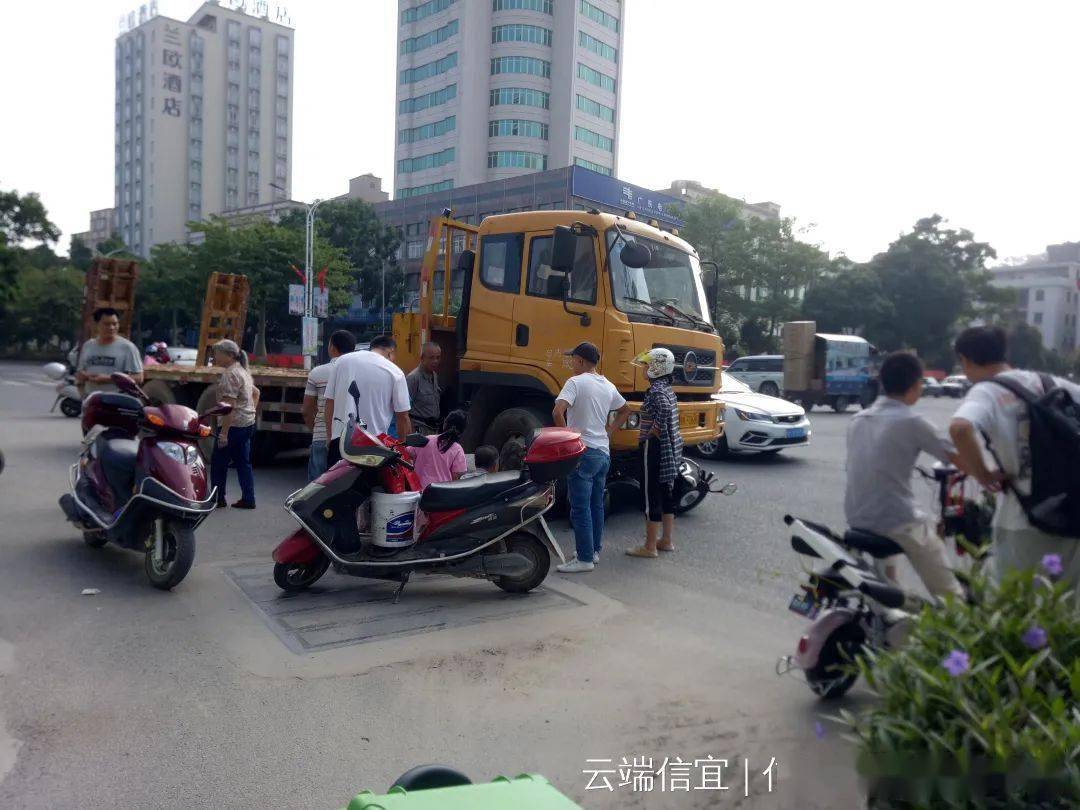 【图】信宜这路口又发生车祸了,摩托卷入拖车车底!