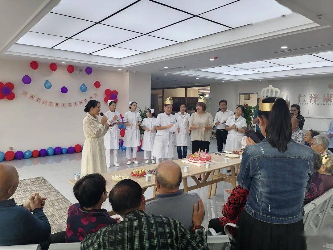但对于  仁泽医疗康复养老医院的老人们来说,却是个很不一样的欢乐