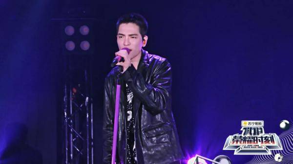 钱正昊|《TOP荣耀时刻》刘柏辛演绎新一代歌手魅力，THE9再穿制服活力献唱