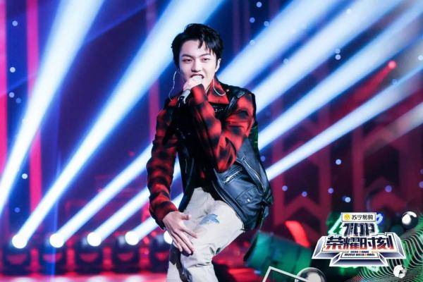 钱正昊|《TOP荣耀时刻》刘柏辛演绎新一代歌手魅力，THE9再穿制服活力献唱