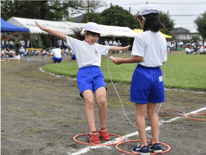 比赛|场面过于欢乐！日本小学运动会现2米长接力棒 网友吐槽