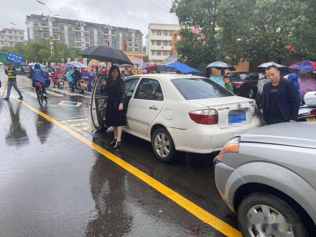 雨天路滑石城近期发生几起交通事故