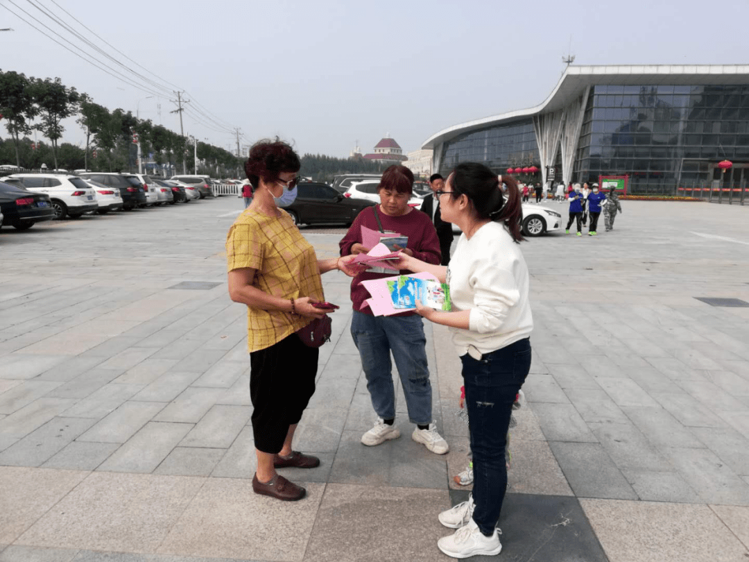 
借力花博会 宣传“七人普” ——鄢陵县人口普查宣传事情再出新招“雷火电竞首页”(图2)