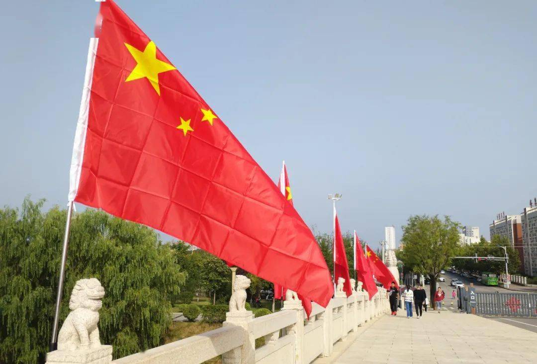 国旗飘扬 满城尽染"中国红"