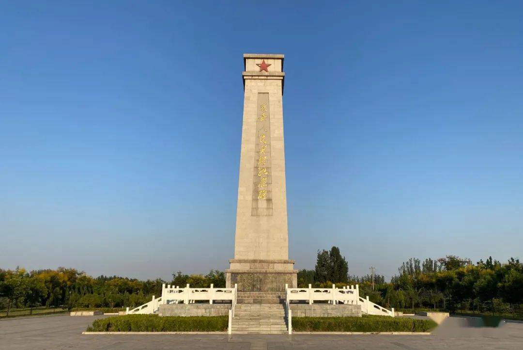 标志性建筑为"人民英雄纪念碑"  碑高19.
