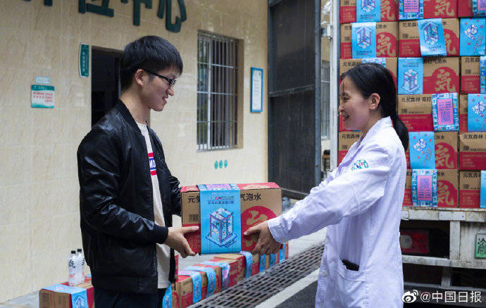 刘野|凭实力得奖！重庆学霸1万瓶饮料送抗疫医护