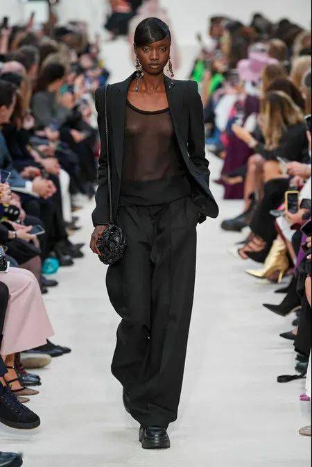 流行色|秋冬流行色新鲜出炉！秋季8大外套流行趋势/ 现在可以穿的2020秋冬连衣裙 /2020/2021秋冬最时尚的裤子指南！