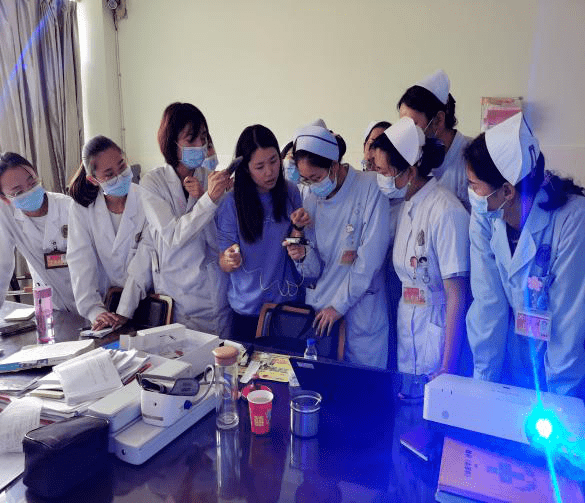 控制|胰岛素泵随身走，控制血糖显身手——县中医医院引进胰岛素泵强化治疗糖尿病取得成功