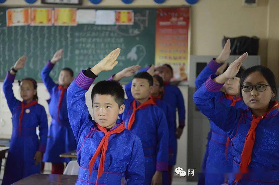 阿拉善左旗蒙古族实验小学开展在国旗下茁壮成长活动