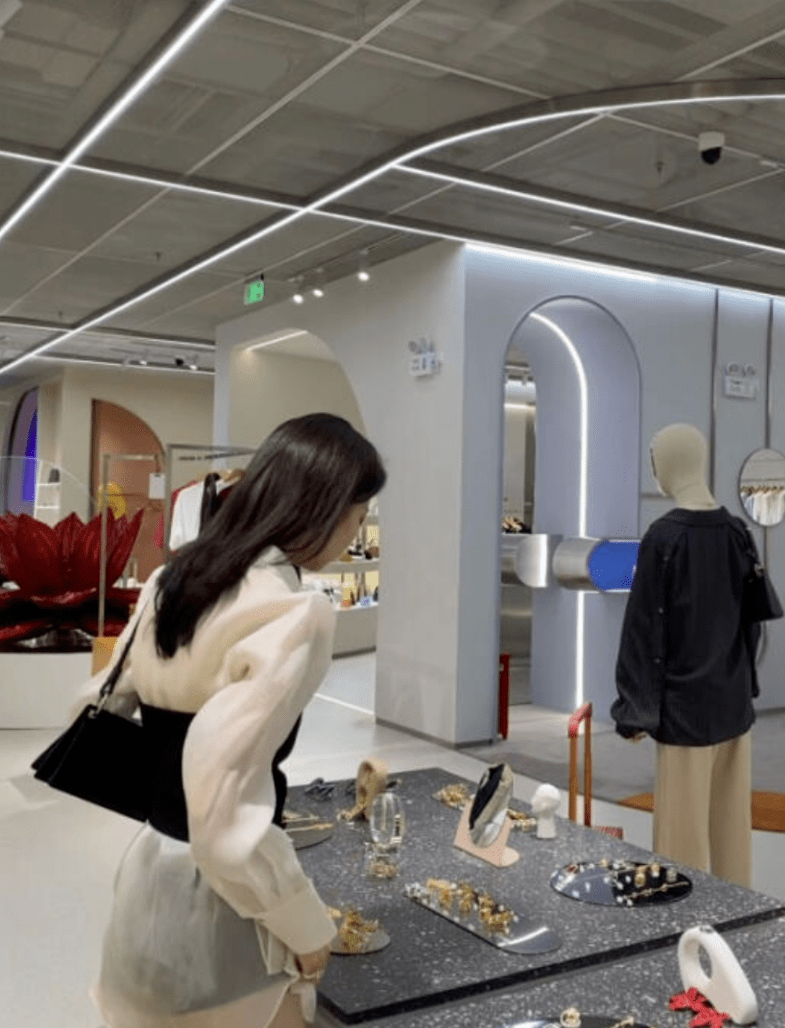 大牌|BFC的2楼变身沉浸式T台,吸引100+位博主来看秀!