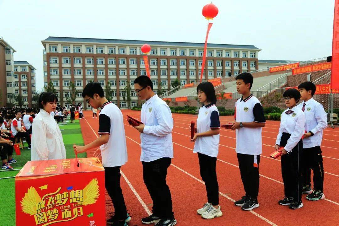 三节喜盈门桃城中学初中部新学期开学典礼二万名师生高唱歌唱祖国