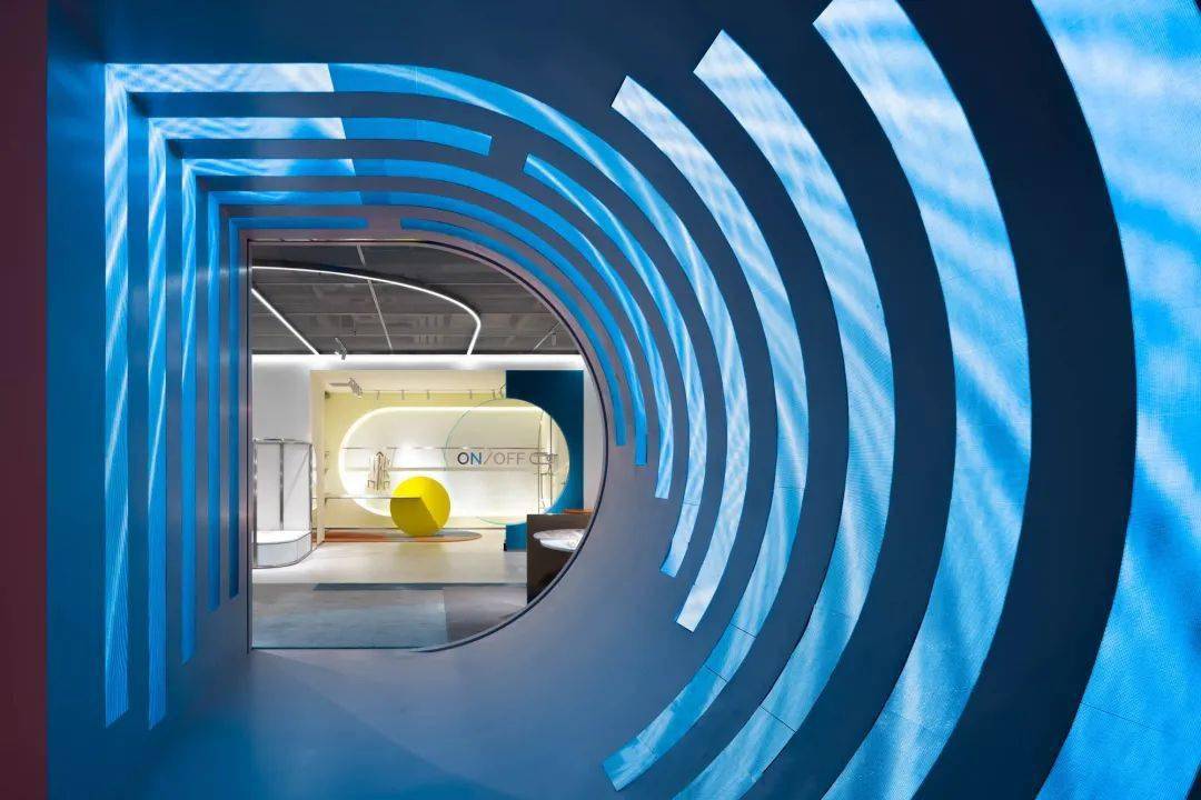 大牌|BFC的2楼变身沉浸式T台,吸引100+位博主来看秀!