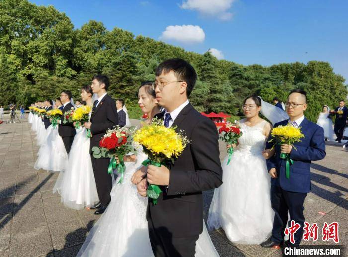 30日上午,江苏省暨南京市新婚夫妇向革命烈士献花仪式在南京雨花台