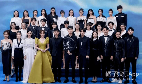 变形|原创百花奖合影全员变形，王俊凯被迫瘦脸孟美岐如蜡像，看得心塞！