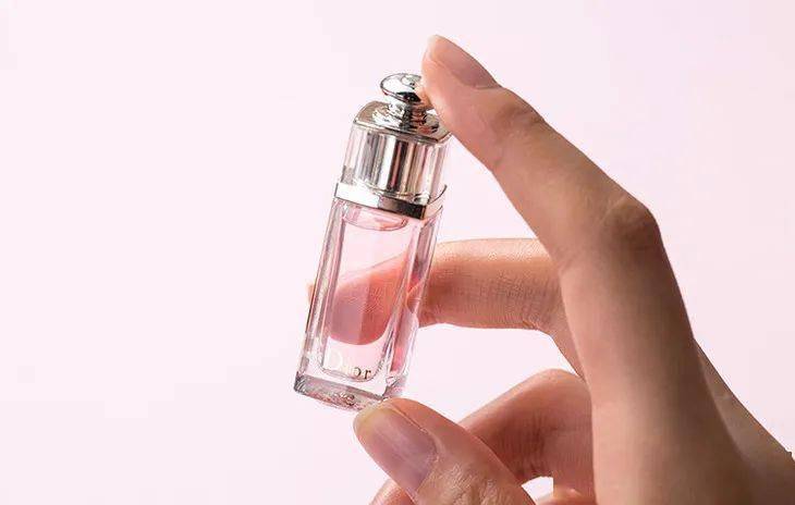 香水|法国女人的风情，一半靠Dior