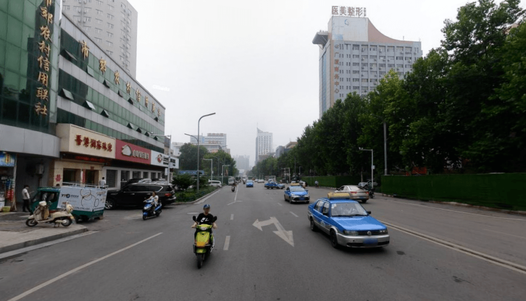 平顶山中兴路已焕然一新,不再拥挤一路畅行!全新护栏已安装!