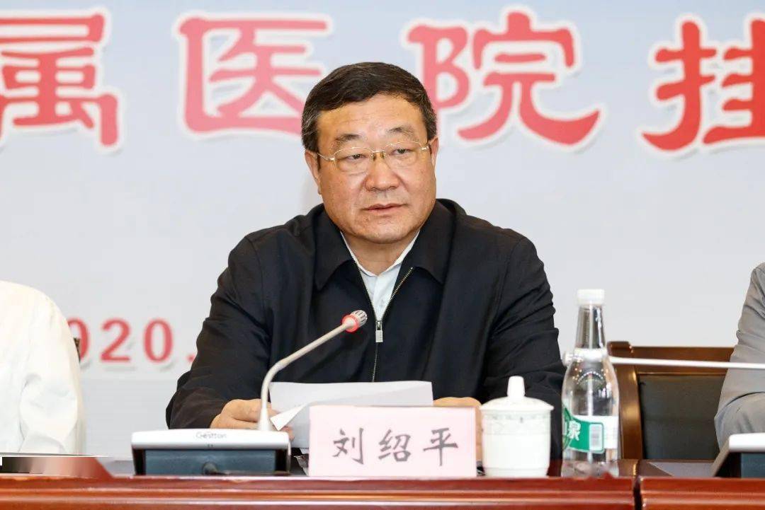在挂牌仪式上,省委机构编制委员会办公室主任刘绍平宣读《关于省第二