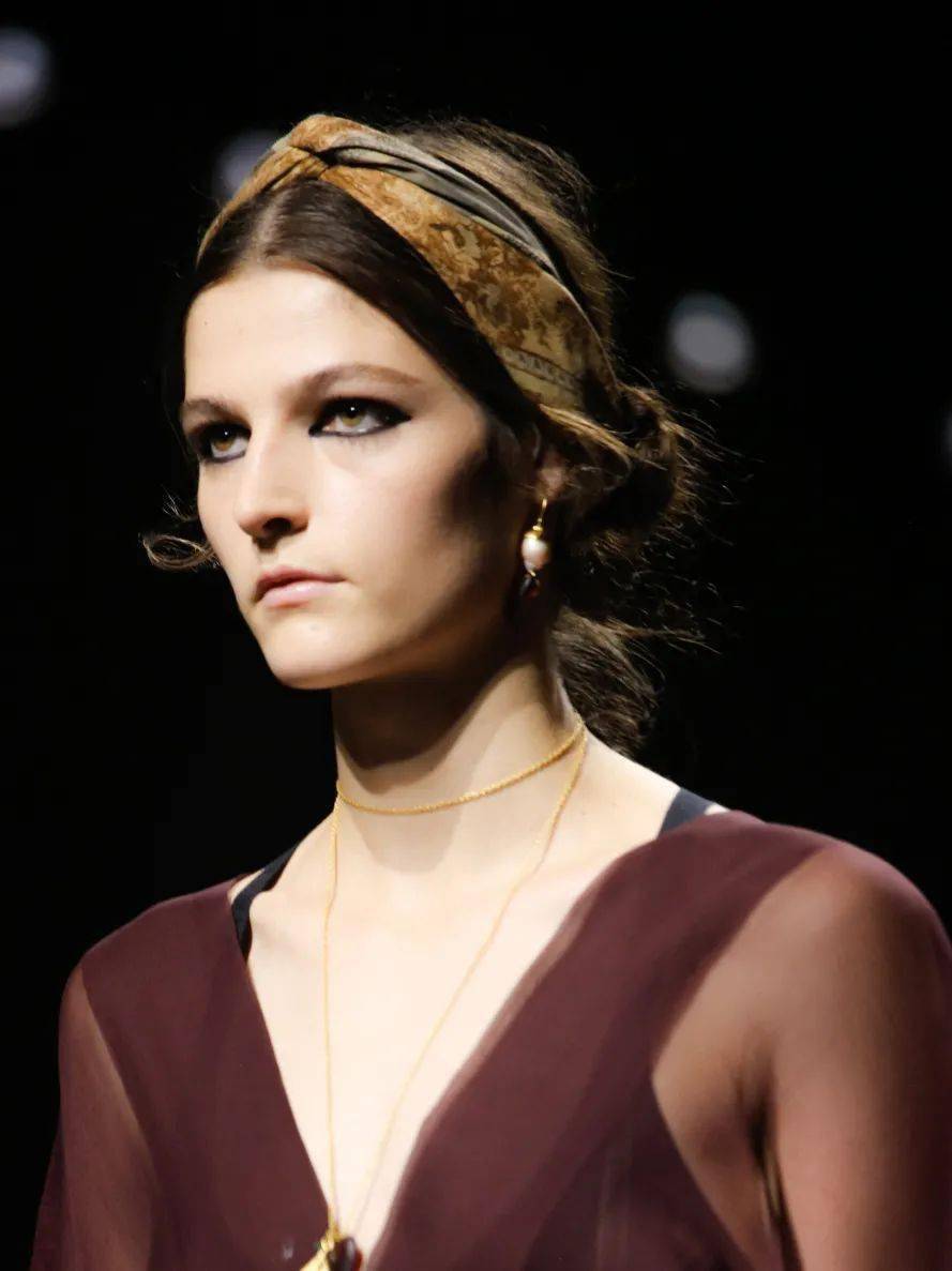 Lucia|让孟美岐、杨采钰都种草的美裙子 据说穿上它才更像“文化人”？