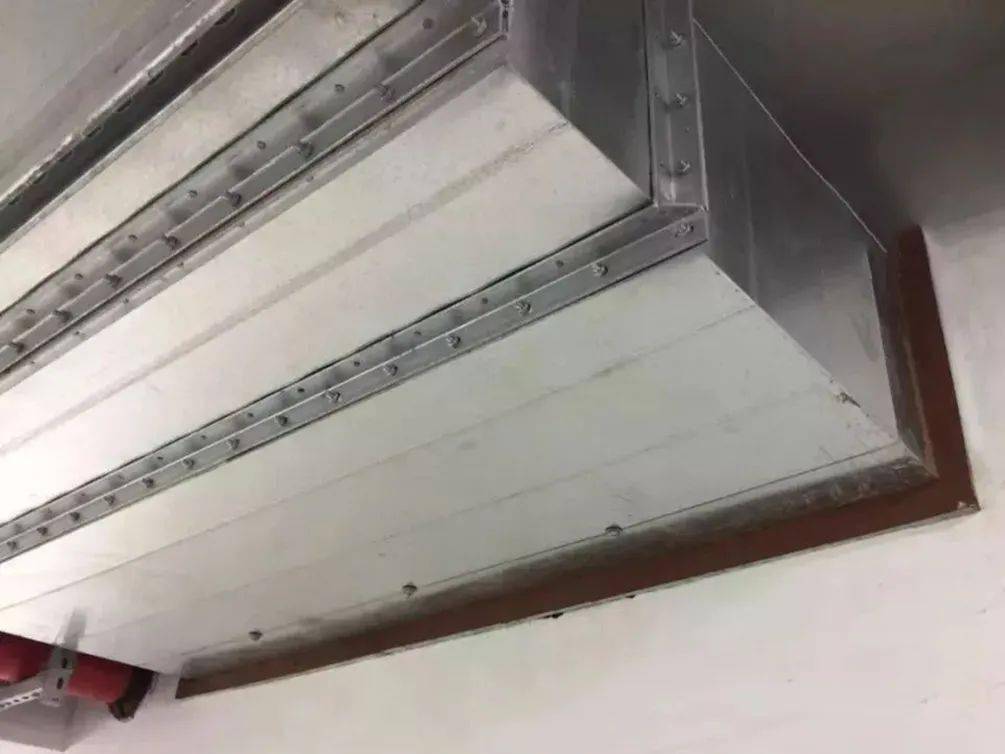 风管 风管贯穿墙体,楼板处,应设置套管,套管与风管之间采用防火