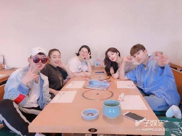 八卦爆料|原创SJ厉旭公布恋情并道歉，女友撞脸宋雨琦，粉丝曾目击两人接吻？