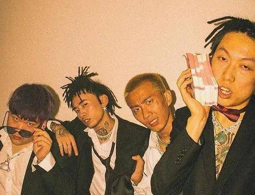 说唱|作为第一个身价破10亿的说唱歌手，他不靠说唱靠的是黑桃A？