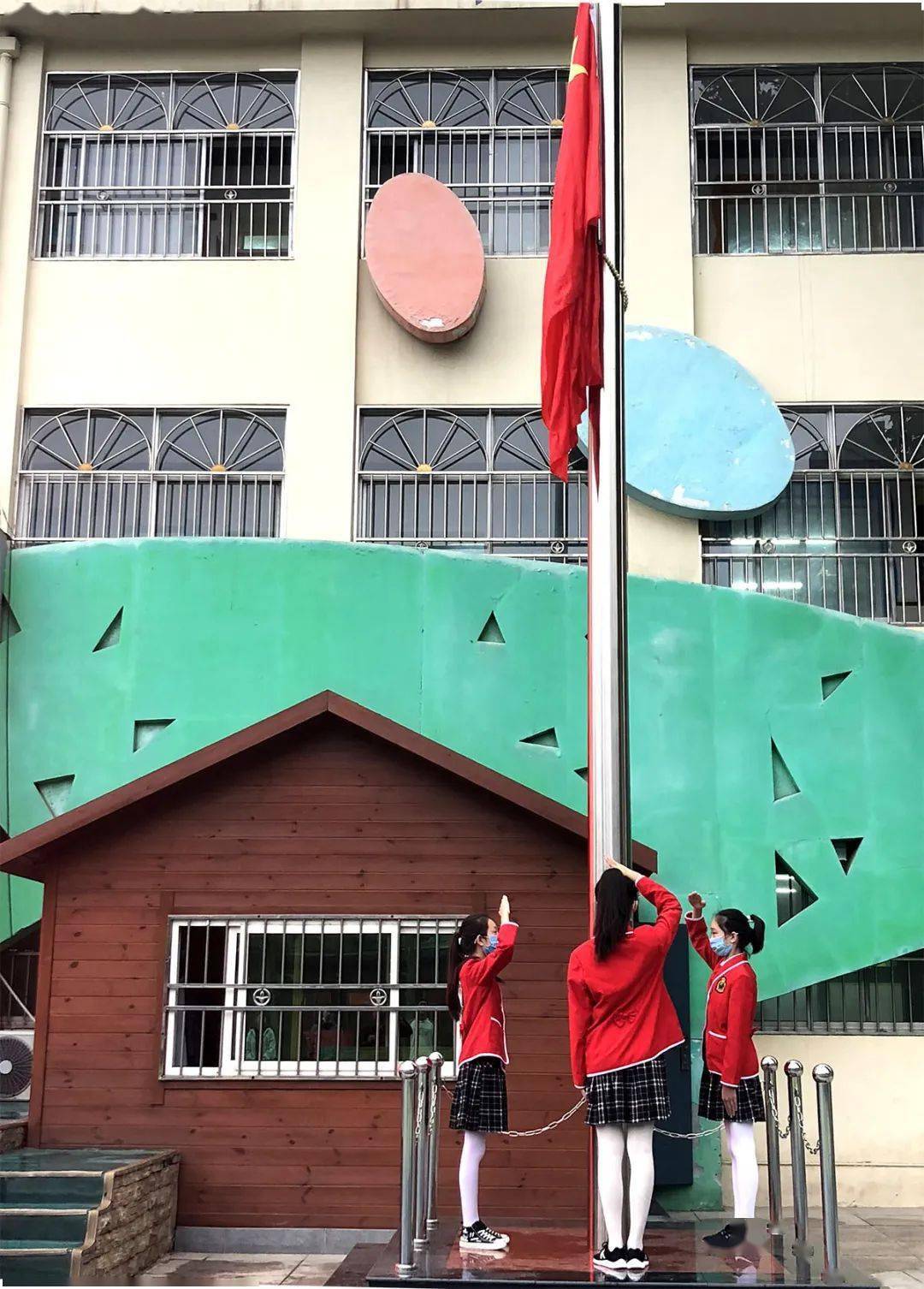 【东风西路小学】举行"五星红旗飘起来" 主题升旗仪式