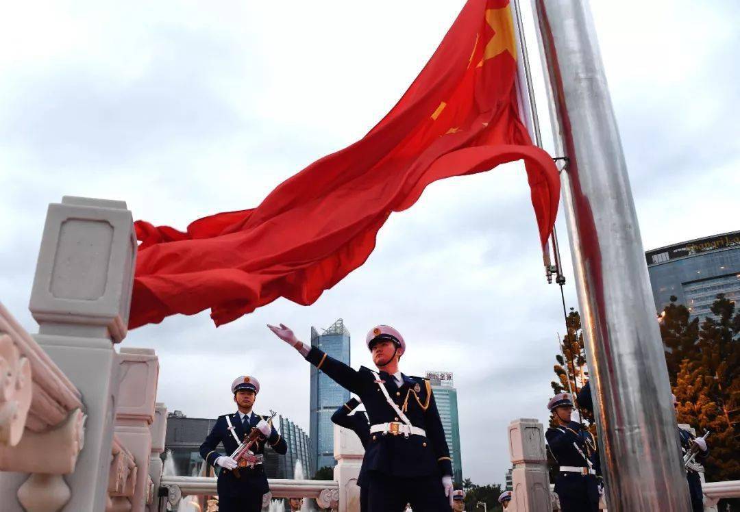 举行国庆升国旗仪式