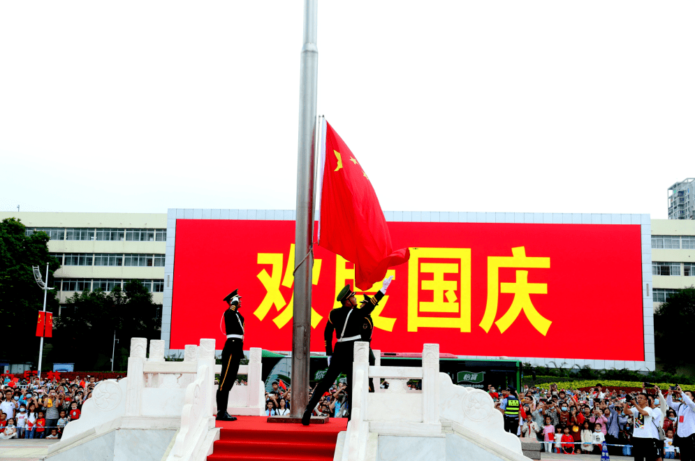 今天,这面五星红旗冉冉升起,共同祝福亲爱的祖国!