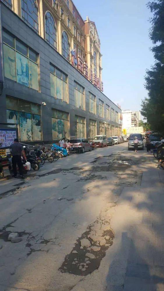网友投诉,京客隆门前路面破损严重和乱停车