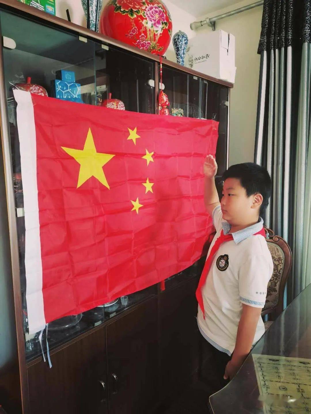 【与国同庆】青岛宁安路小学少先队员:向国旗敬礼,为祖国点赞