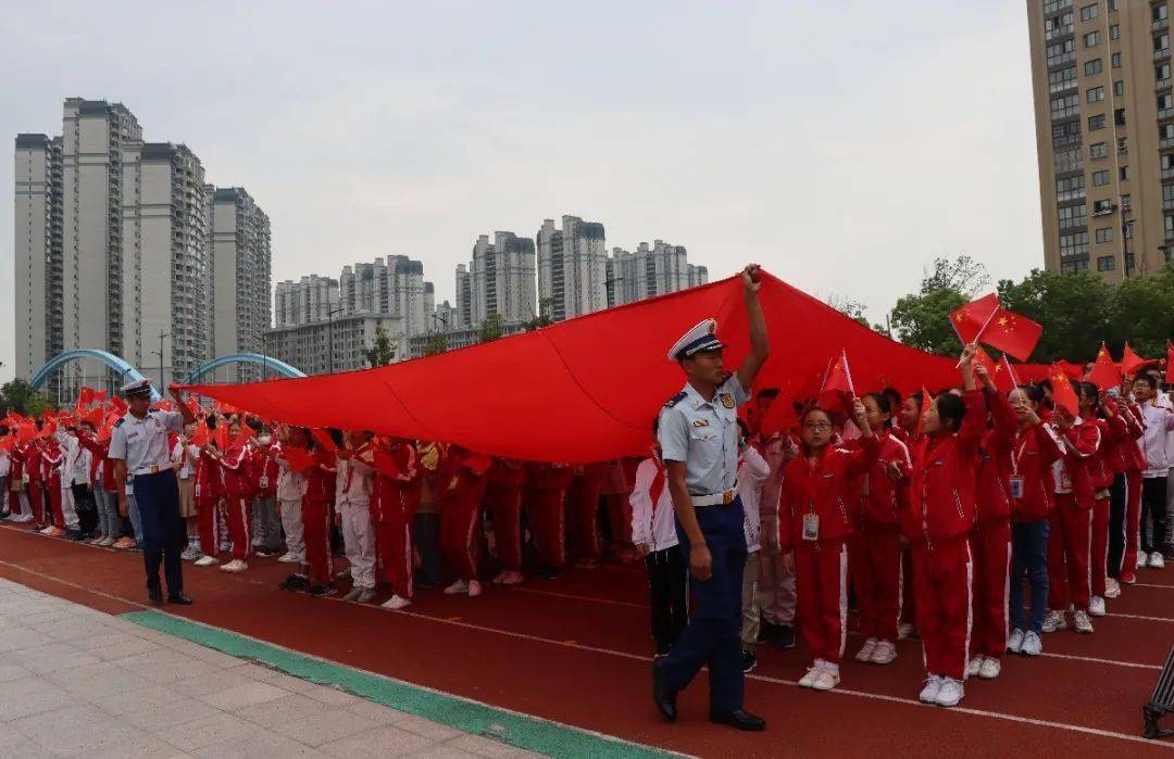 [校区风景线]以爱之名,向祖国献礼 ——聚亨路小学举行"百万学生面向